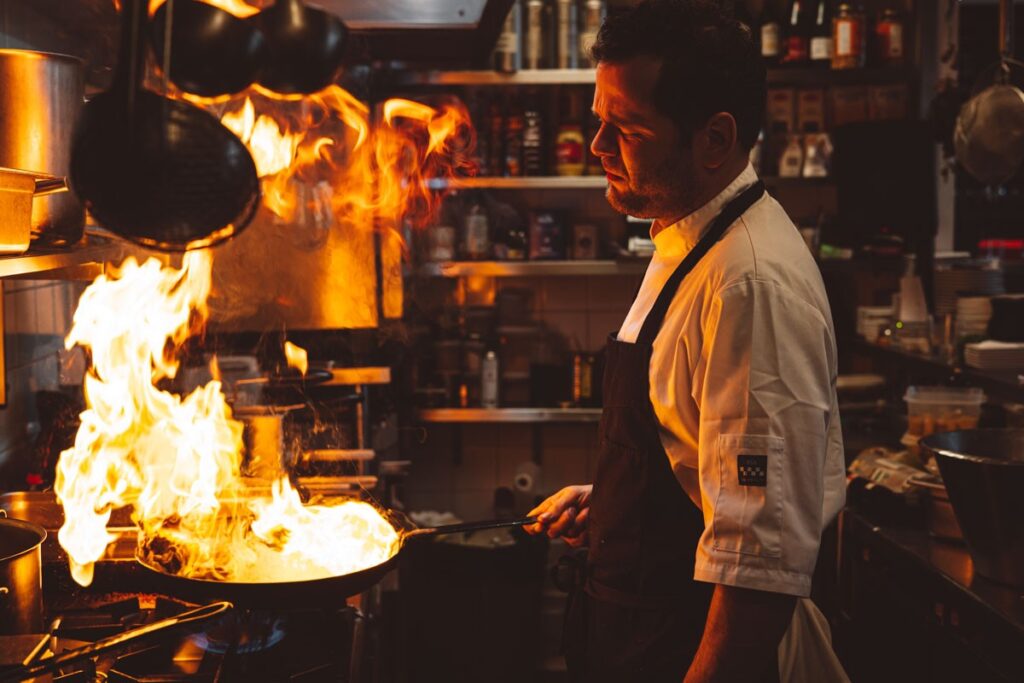 Chef in actie in Spaanse keuken, heerlijke gerechten en wijnen | Spaanse Tapasbar | Restaurant Destino | Rotterdam